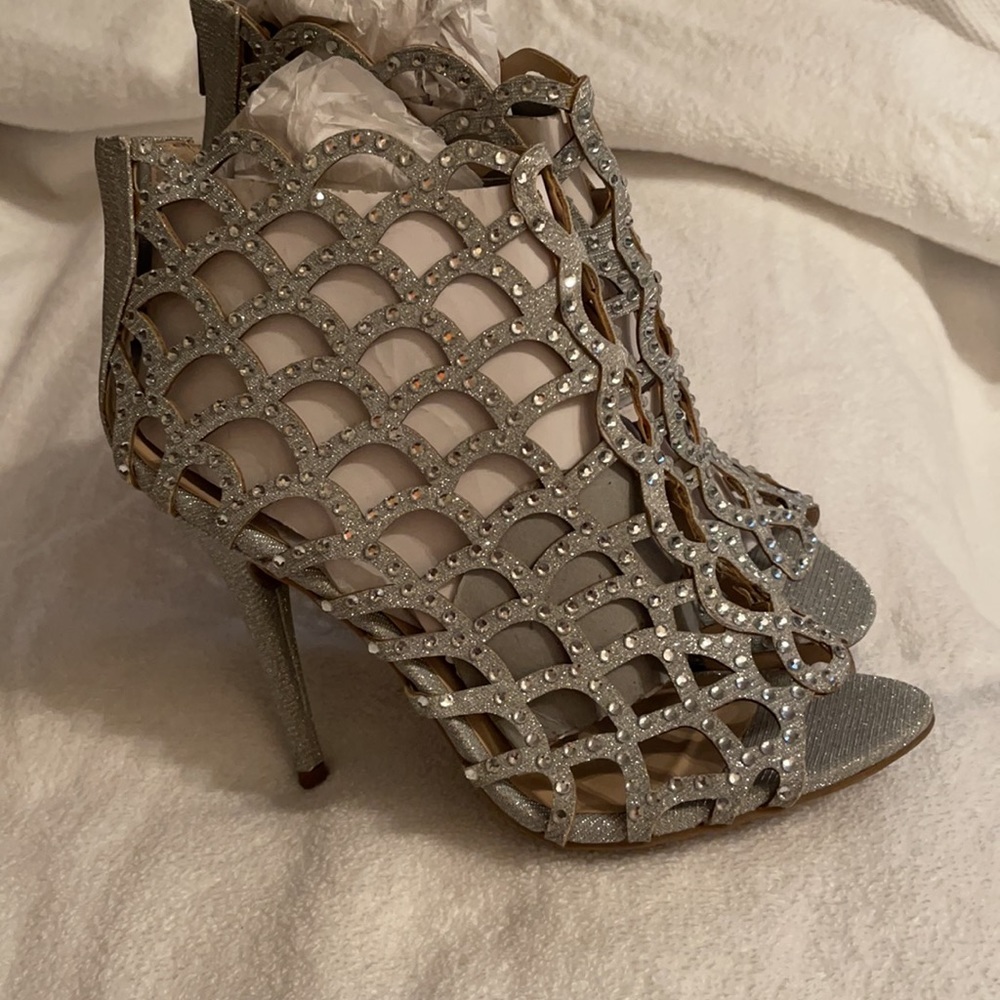 Preowned Only Worn Once Zigisoho Heels Size 9 - image 4